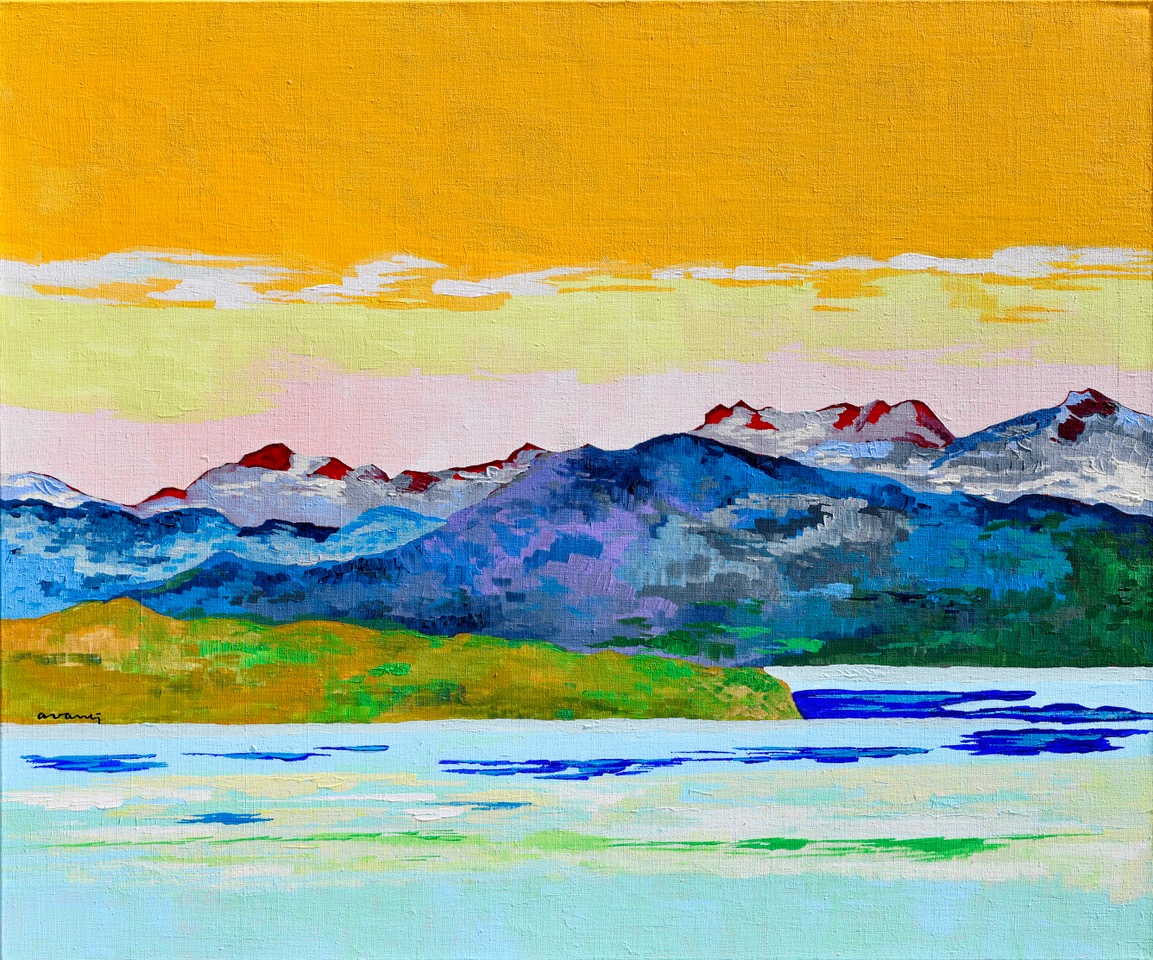 Farbige Malerei von Bergen mit gelbem Himmel. Vor den Bergen ist ein See.