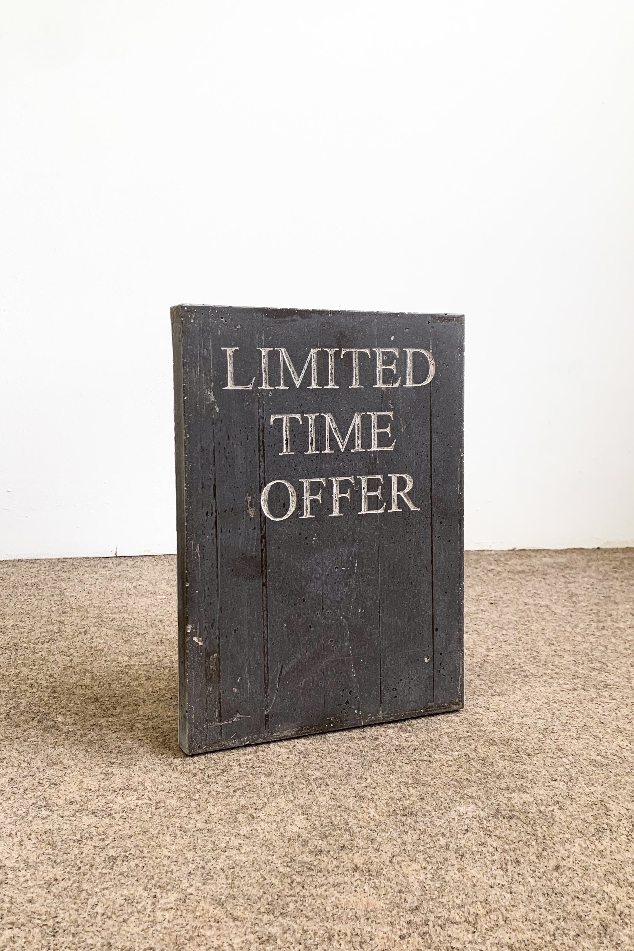 Ein grauer Grabstein auf dem steht: Limited Time Offer.