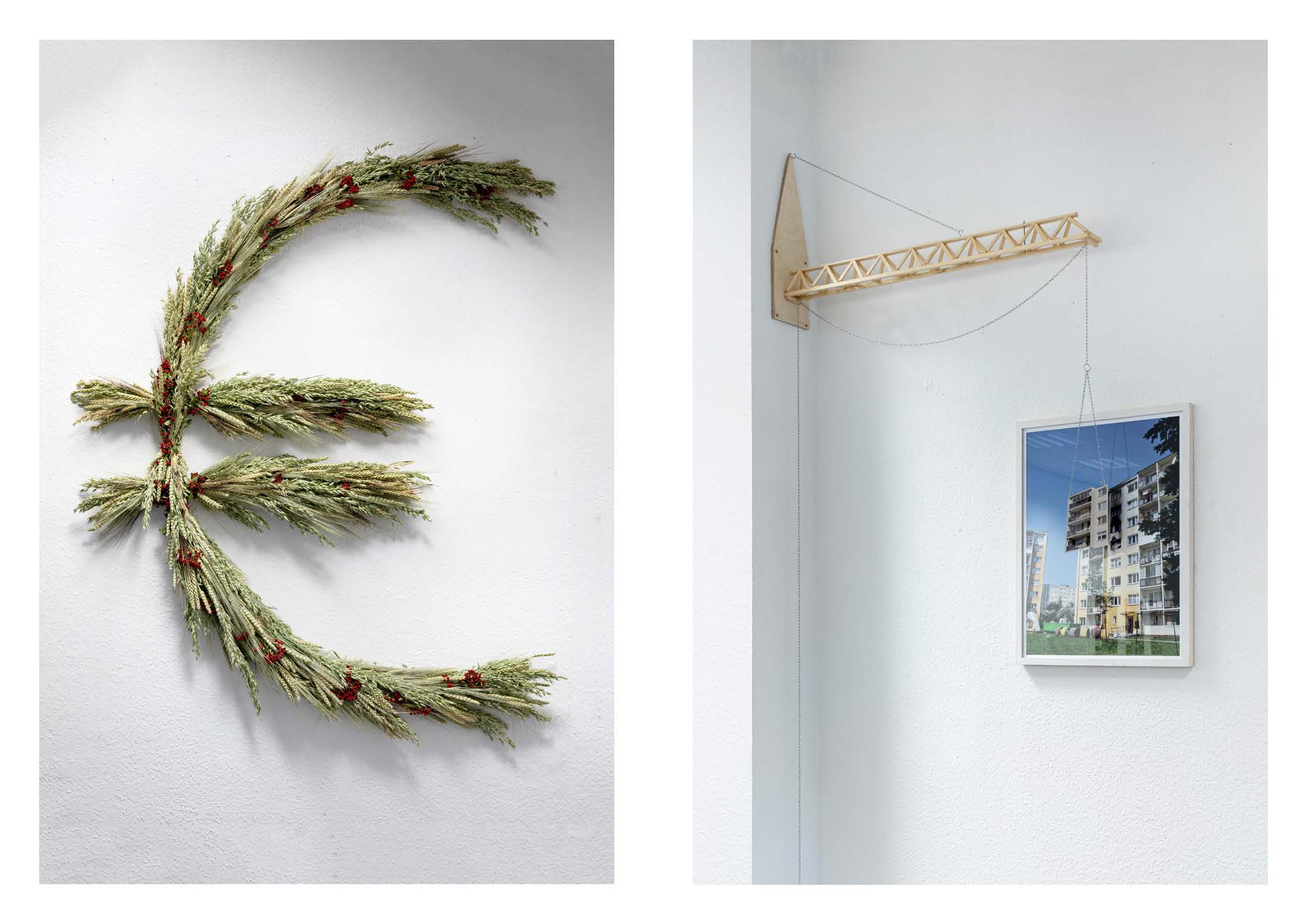 Auf dem Foto links ist an einer Wand ein Euro-Zeichen aus Weizen-Ären gehängt. Das rechte Bild zeigt eine Fotografie an einer Wand und einen kleinen Holz-Kran