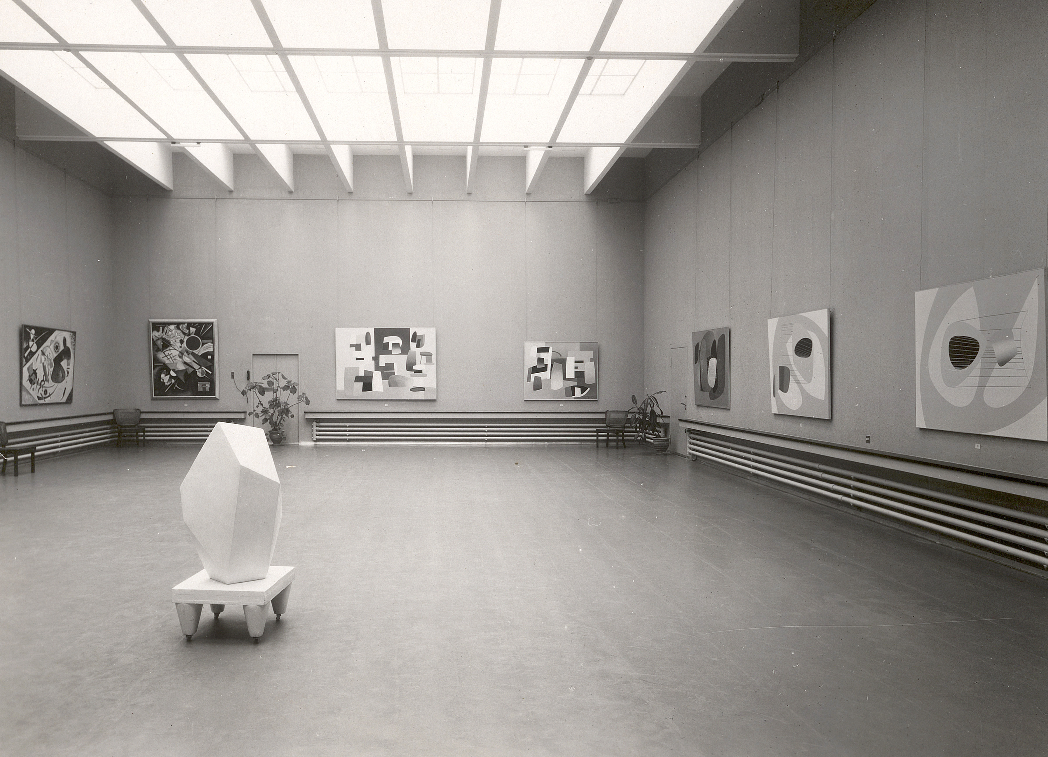 Schwarzweiss Fotografie der Ausstellung "these antithese synthese" im Kunstmuseum Luzern