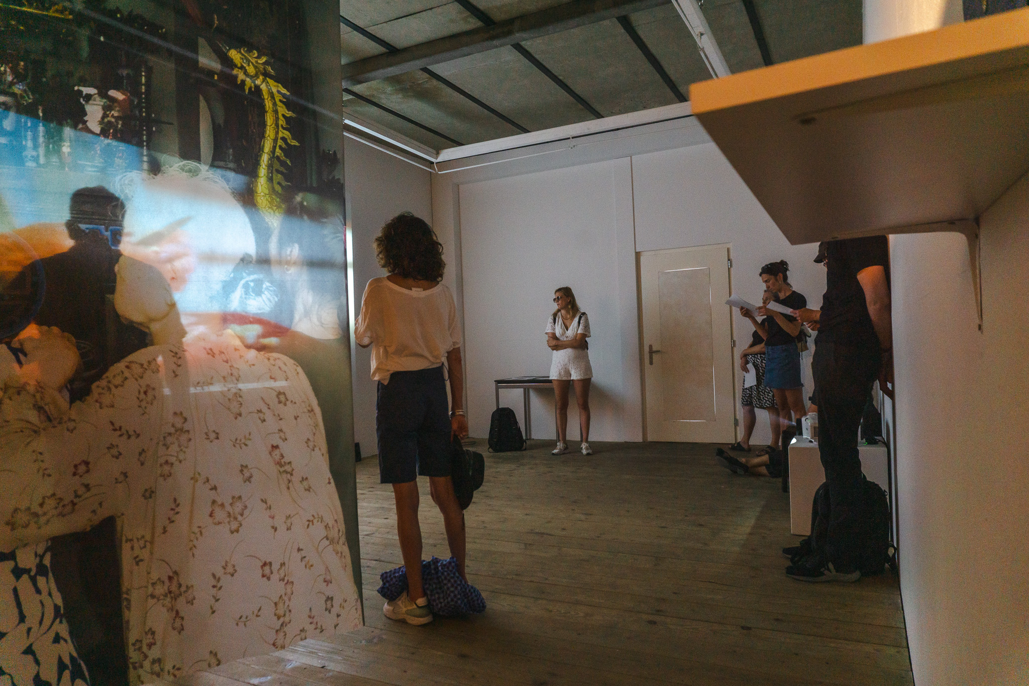 Spaziergang mit Sophia Fries (Künstlerin und Kunstvermittlerin), der die grösste Kunstinstitution Luzerns mit den kleinsten Kunsträumen verbindet. Foto: Jessica Curschellas Spaziergang mit Sophia Fries (Künstlerin und Kunstvermittlerin), der die grösste Kunstinstitution Luzerns mit den kleinsten Kunsträumen verbindet. Foto: Jessica Curschellas