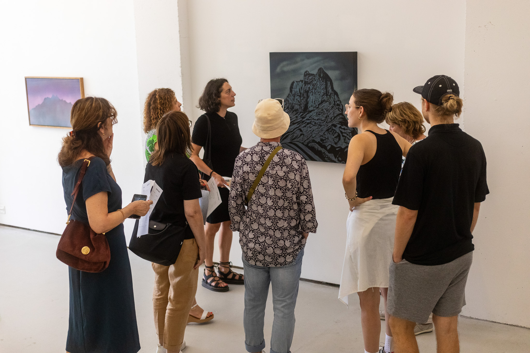 Rundfahrt mit Laura Breitschmid (Präsidentin IG Kultur Luzern, Kuratorin) mit Stopps bei Ausstellungsräumen der angrenzenden Gemeinden. Fotos: Mario Grossenbacher Rundfahrt mit Laura Breitschmid (Präsidentin IG Kultur Luzern, Kuratorin) mit Stopps bei Ausstellungsräumen der angrenzenden Gemeinden. Fotos: Mario Grossenbacher
