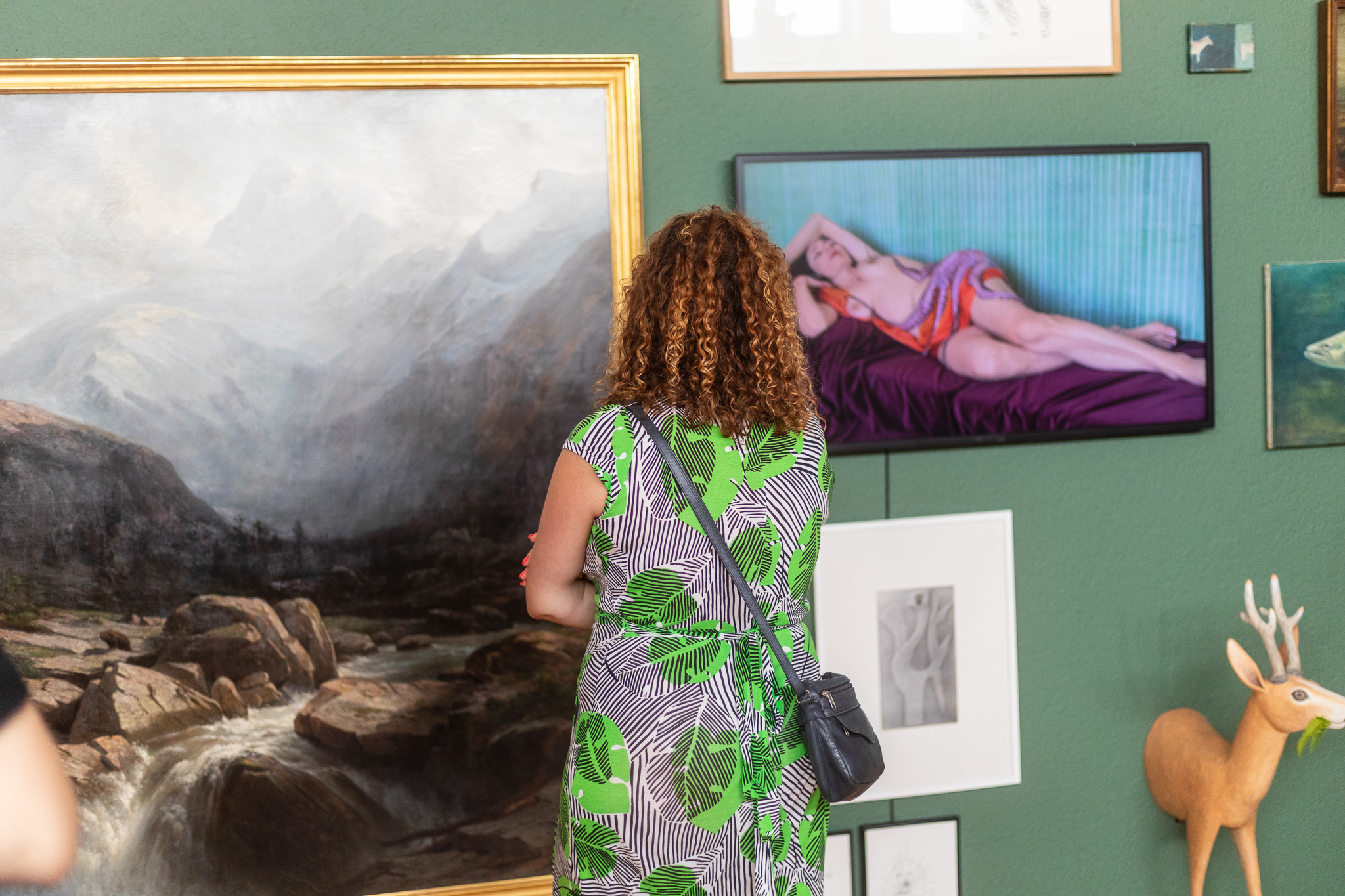Rundfahrt mit Laura Breitschmid (Präsidentin IG Kultur Luzern, Kuratorin) mit Stopps bei Ausstellungsräumen der angrenzenden Gemeinden. Fotos: Mario Grossenbacher Rundfahrt mit Laura Breitschmid (Präsidentin IG Kultur Luzern, Kuratorin) mit Stopps bei Ausstellungsräumen der angrenzenden Gemeinden. Fotos: Mario Grossenbacher