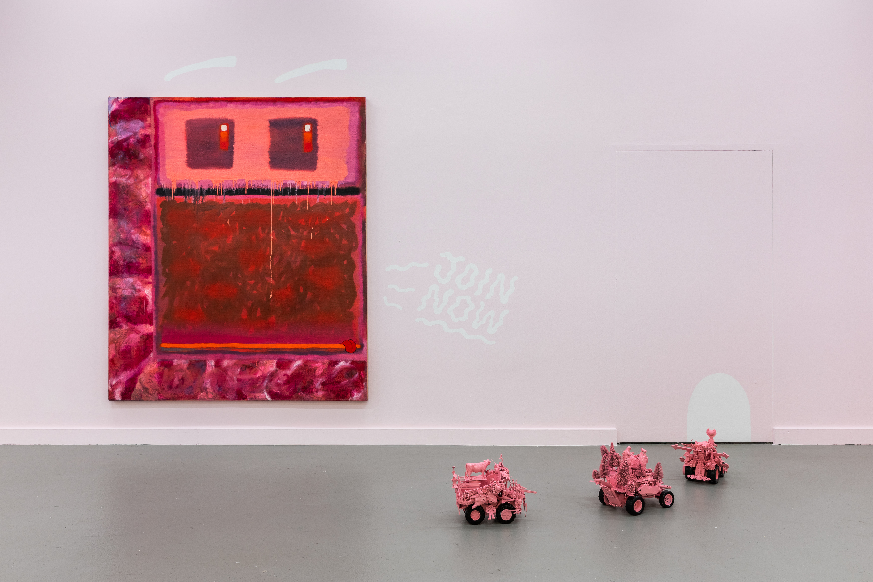 Marco Russo Serie «Join Now», 2025 Foto : Kilian Bannwart, 2025, eine Installation mit einer Malerei eines roten, abstrakten Gesichts, das ruft "join now". Kleine rosa Panzer-Skulpturen fahren in einer Parade davor.