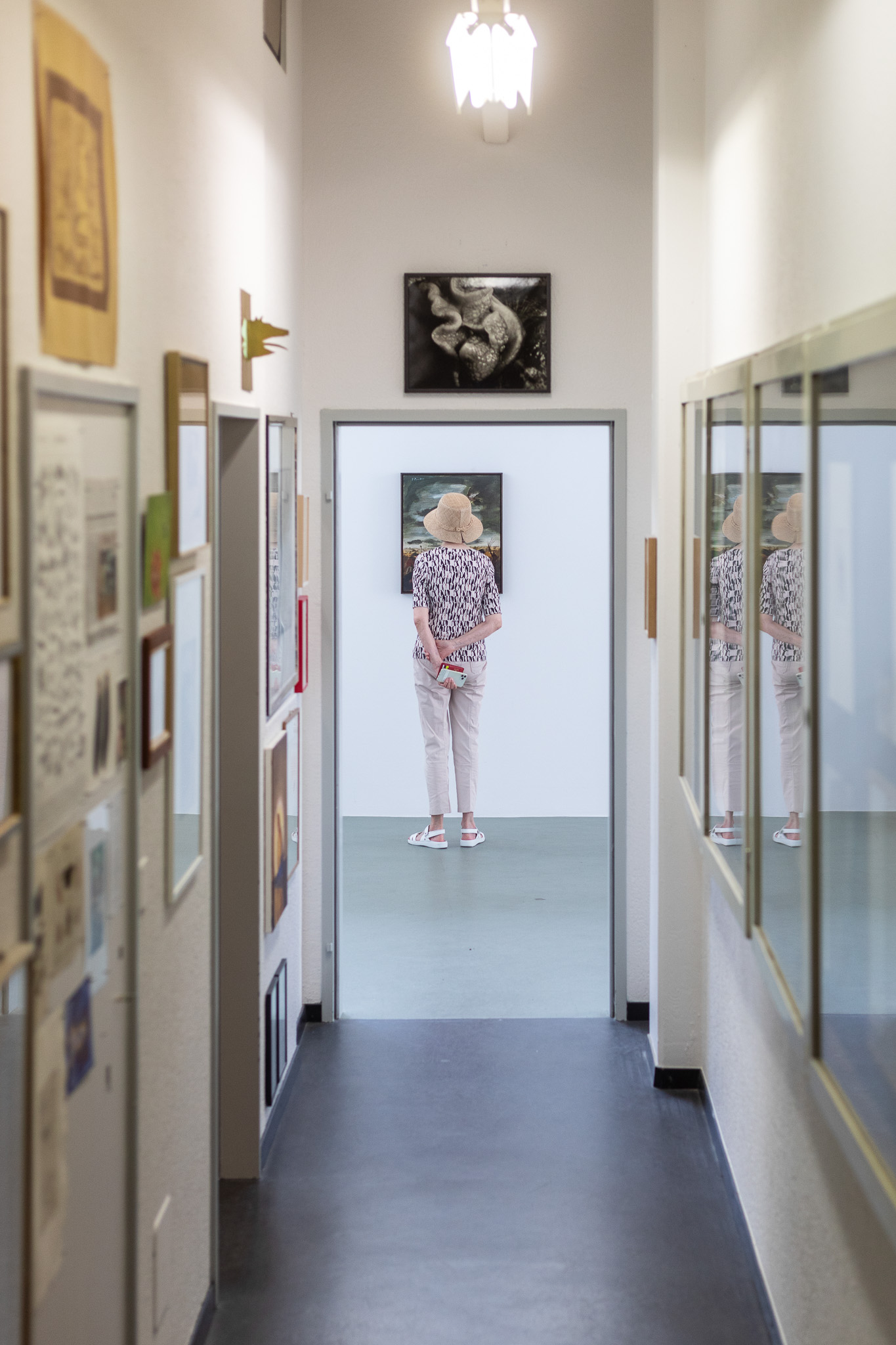 Rundfahrt mit Laura Breitschmid (Präsidentin IG Kultur Luzern, Kuratorin) mit Stopps bei Ausstellungsräumen der angrenzenden Gemeinden. Fotos: Mario Grossenbacher Rundfahrt mit Laura Breitschmid (Präsidentin IG Kultur Luzern, Kuratorin) mit Stopps bei Ausstellungsräumen der angrenzenden Gemeinden. Fotos: Mario Grossenbacher
