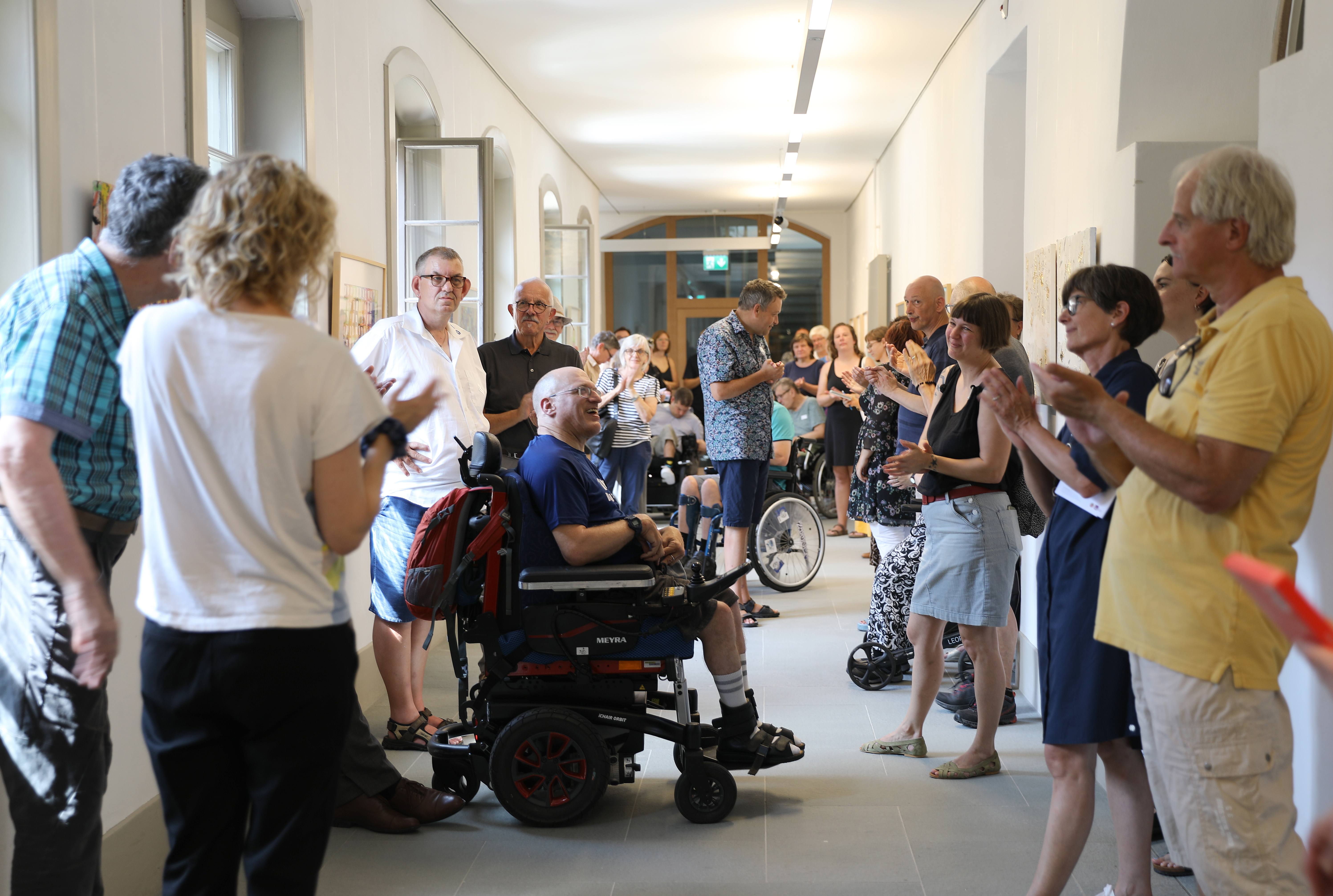Menschen applaudieren in der Galerie im Kloster Rathausen