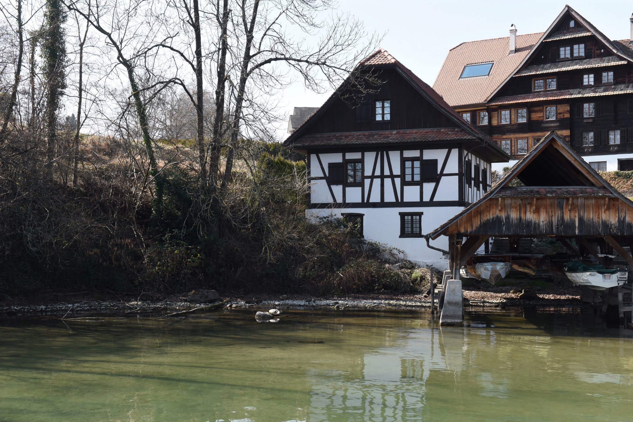 Benzeholz - Raum für zeitgenösissche Kunst - ein Riegelhaus am See
