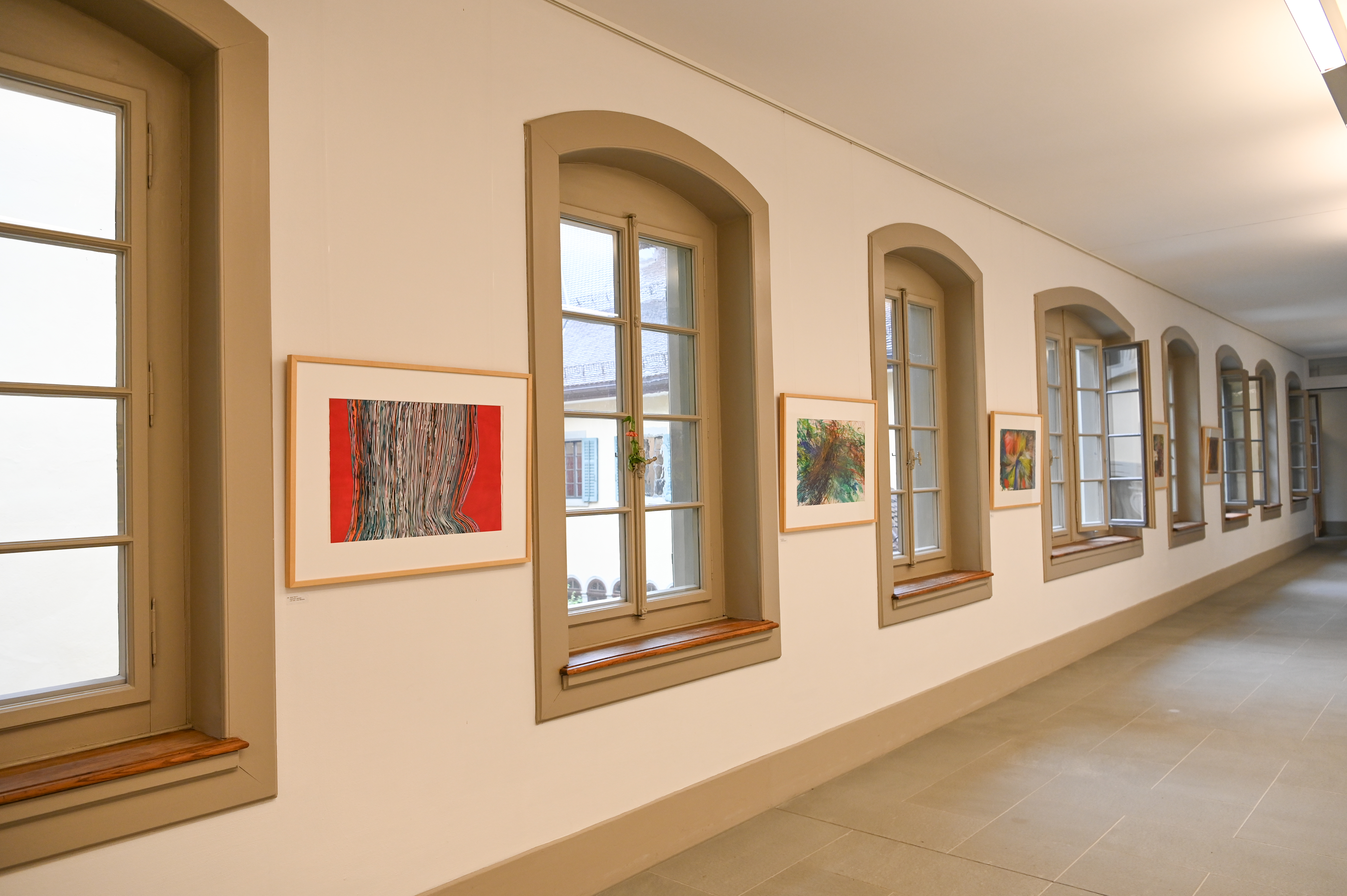 Ausstellung in der Galerie im Kloster Rathausen - Es Wechseln sich an der Wand Fenster mit mit Malereien ab.