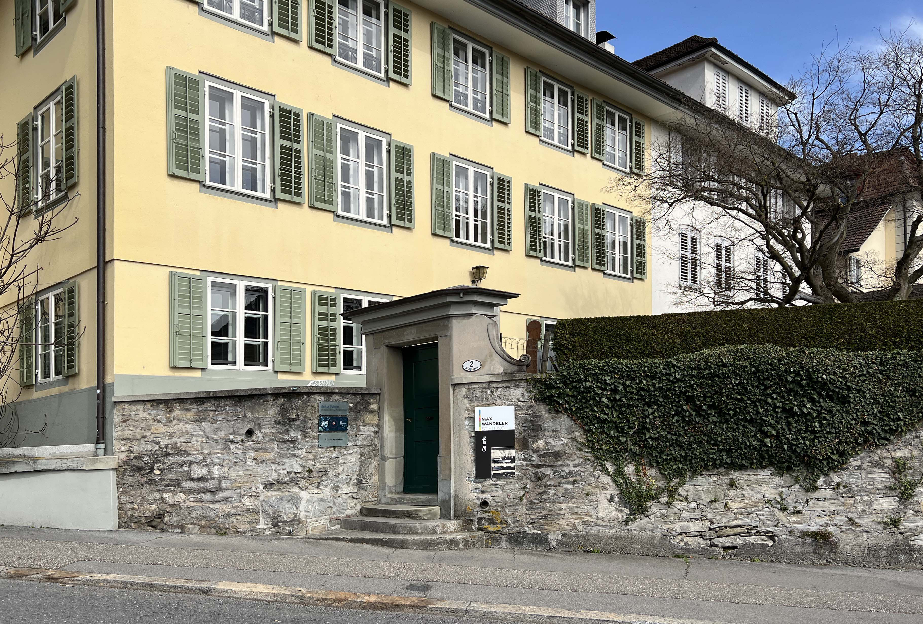 Max Wandeler Stiftung, Brüggligasse 2, Luzern (Aussenansicht, ein Eingang in den Garten eines grossen, gelben Hauses in der Altstadt)