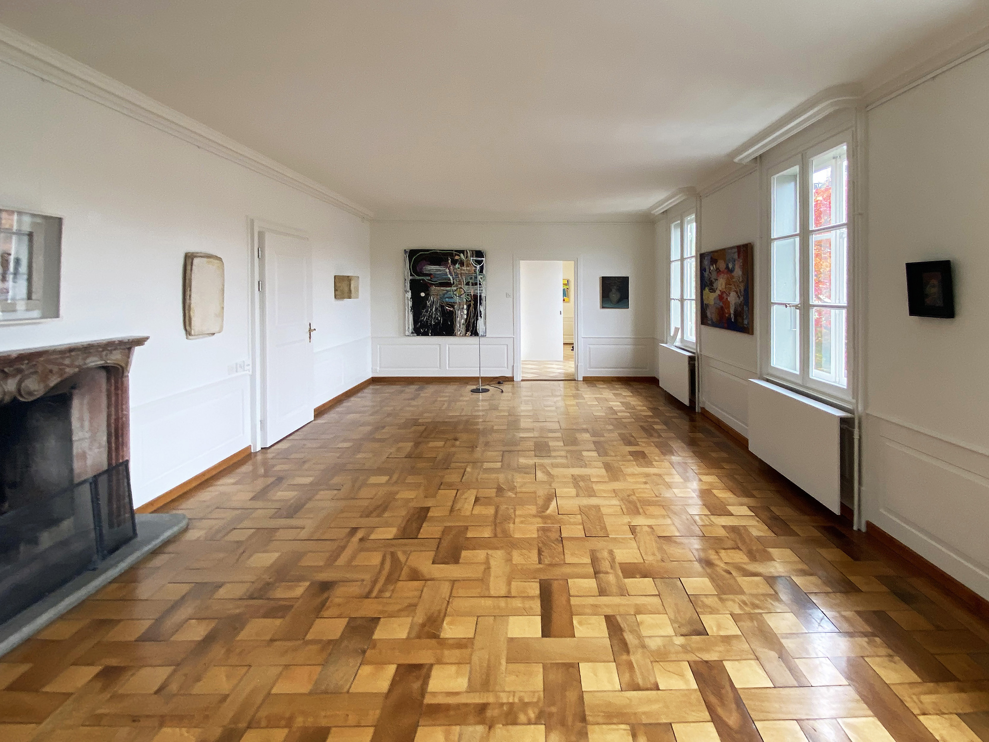 Max Wandeler Stiftung, Brüggligasse 2, Luzern (Ausstellungsraum erste Etage) Ein historischer Raum mit Parkettboden, Bilder hängen ander Wand