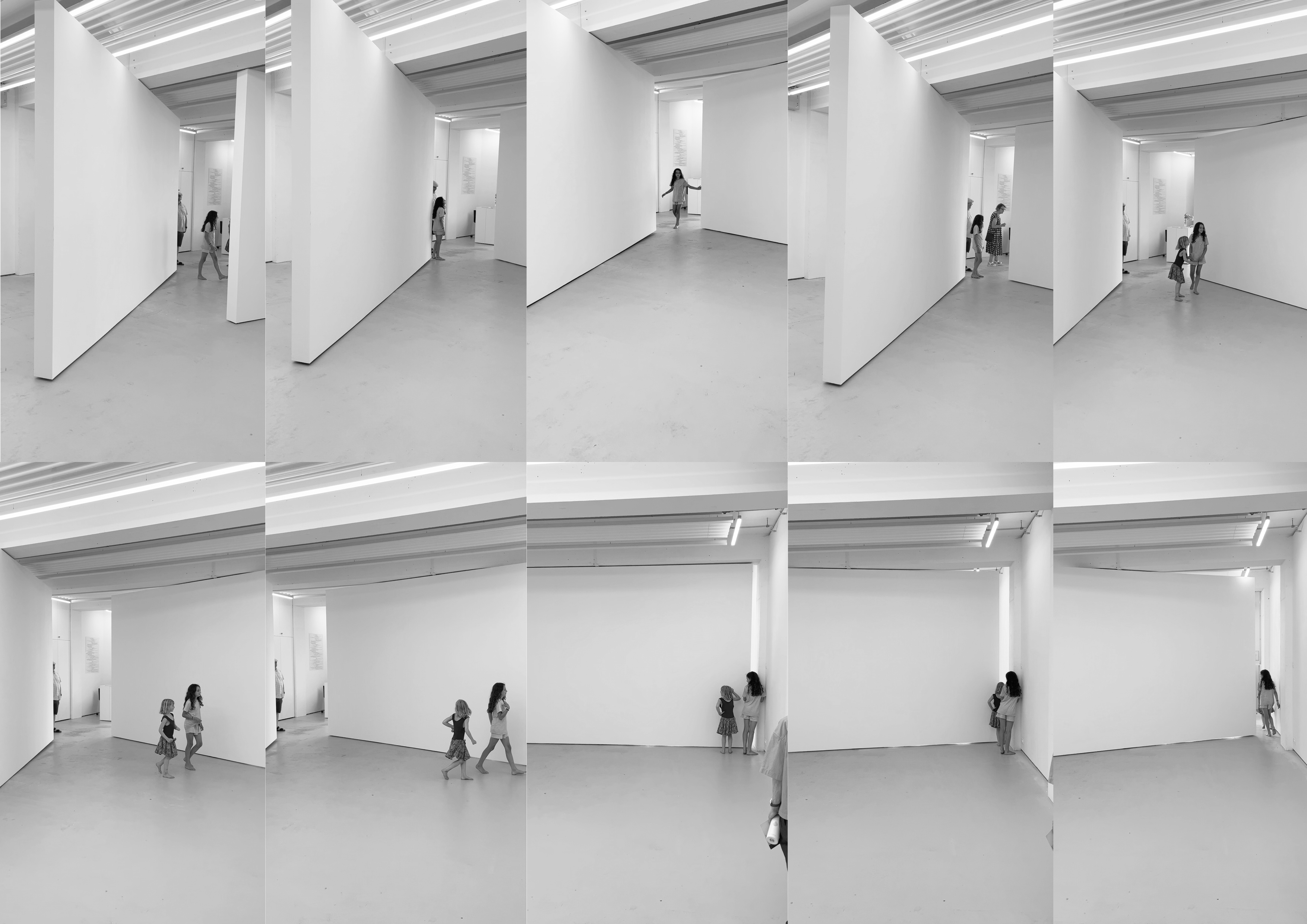 Kinder spielen ind er Installation von Fritz Balthaus. Weisse Wände drehen sich im Raum.