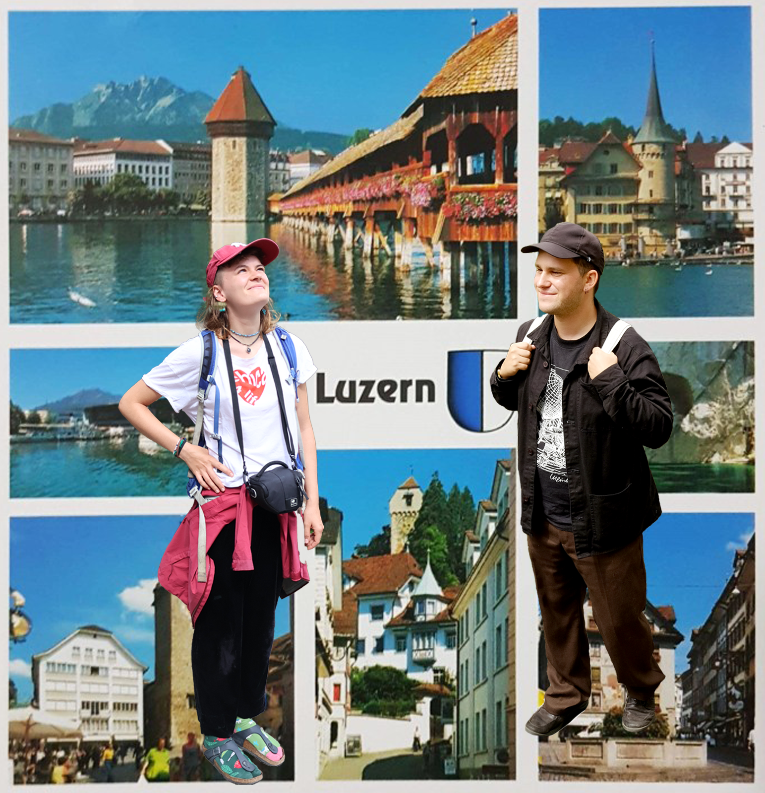 Die Kunstvermittler:innen stehen vor einer alten Postkarte Luzerns. Sie sind gekleidet in Touristen-Kleidung