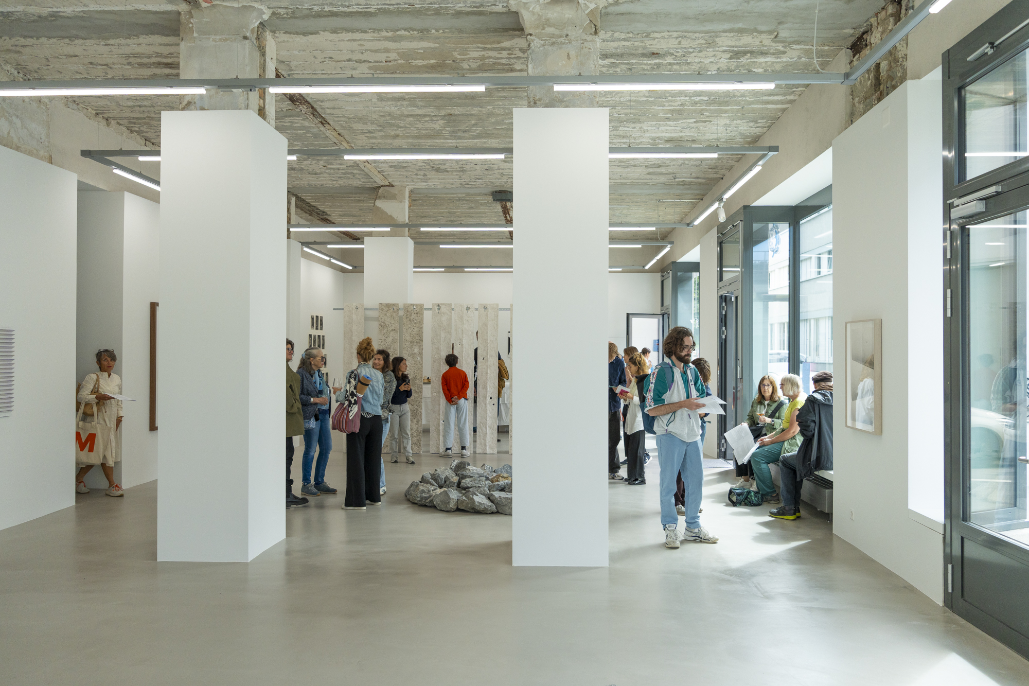 Foto von Mario Grossenbacher Vernissage in einem grosse, hellen Ausstellungsraum