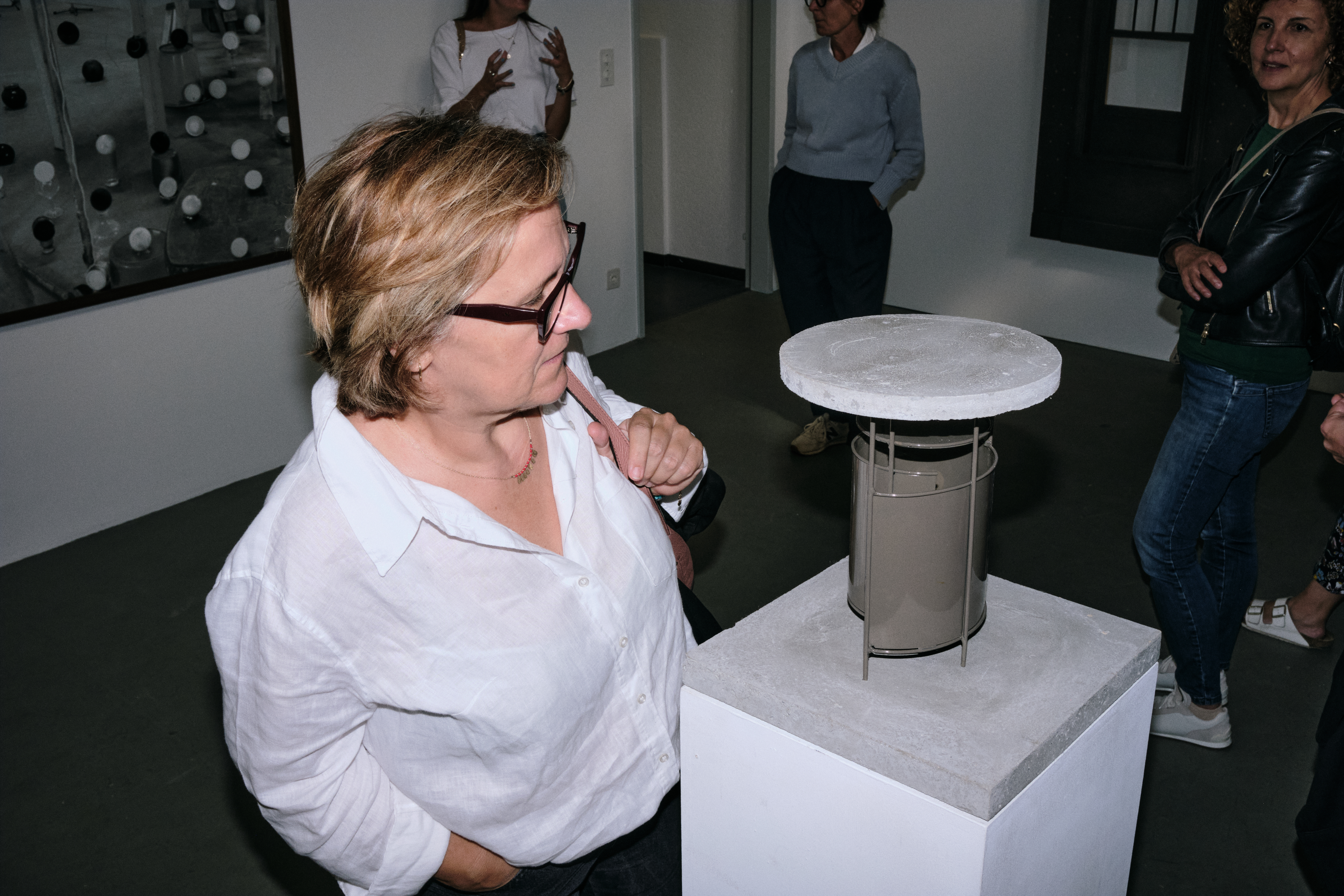 Foto von Shiva Gisiger Eine Frau schaut sich eine kleine architektonische Skulptur an