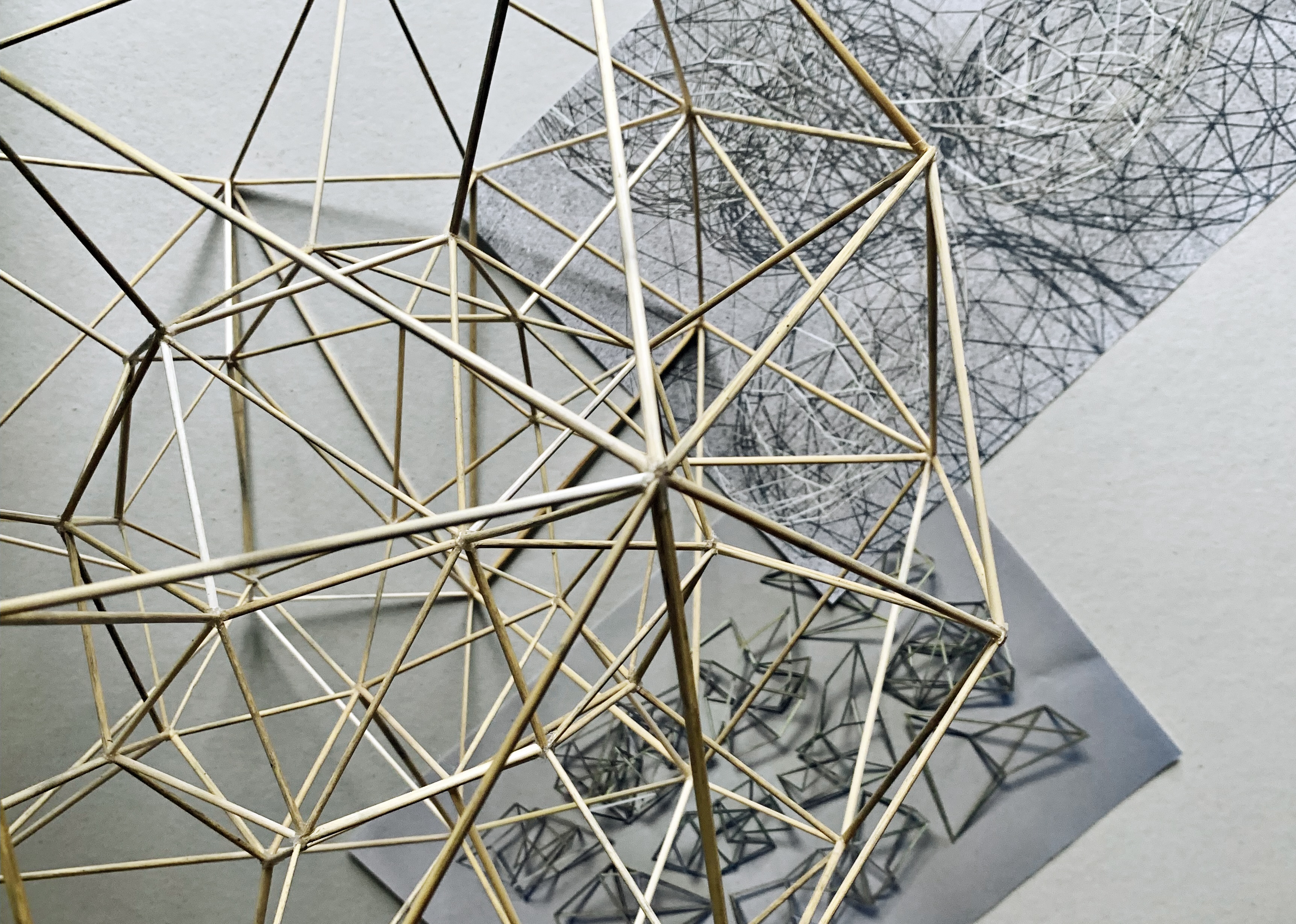 Geometrische Skulpturen aus Holzstäben