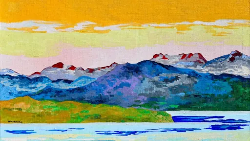 Farbige Malerei von Bergen mit gelbem Himmel. Vor den Bergen ist ein See.