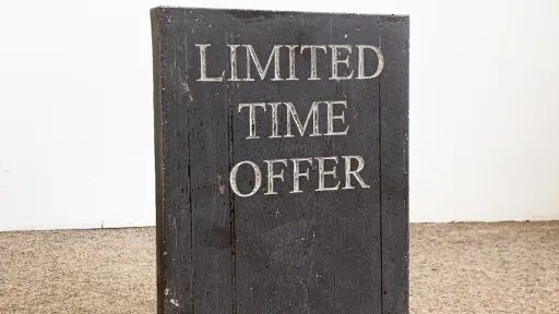 Ein grauer Grabstein auf dem steht: Limited Time Offer.