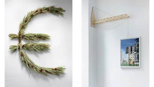 Auf dem Foto links ist an einer Wand ein Euro-Zeichen aus Weizen-Ären gehängt. Das rechte Bild zeigt eine Fotografie an einer Wand und einen kleinen Holz-Kran