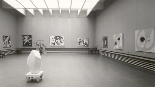 Schwarzweiss Fotografie der Ausstellung "these antithese synthese" im Kunstmuseum Luzern