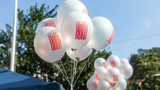 Rundfahrt mit Laura Breitschmid (Präsidentin IG Kultur Luzern, Kuratorin) mit Stopps bei Ausstellungsräumen der angrenzenden Gemeinden.  Fotos: Mario Grossenbacher