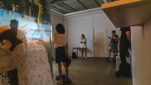  Spaziergang mit Sophia Fries (Künstlerin und Kunstvermittlerin), der die grösste Kunstinstitution Luzerns mit den kleinsten Kunsträumen verbindet.  Foto: Jessica Curschellas