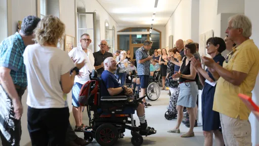 Menschen klatschen in der Galerie im Kloster Rathausen (SSBL)