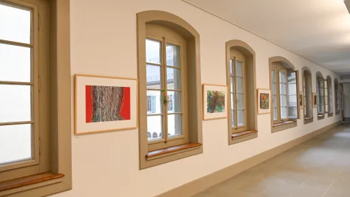 Ausstellung in der Galerie im Kloster Rathausen - Es Wechseln sich an der Wand Fenster mit mit Malereien ab.