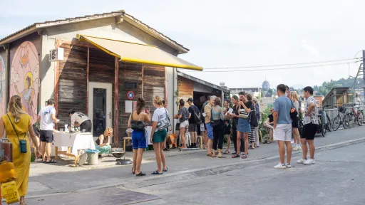 Sic! Elephanthouse - Menschen versammeln sich draussen vor dem Ausstellungsraum