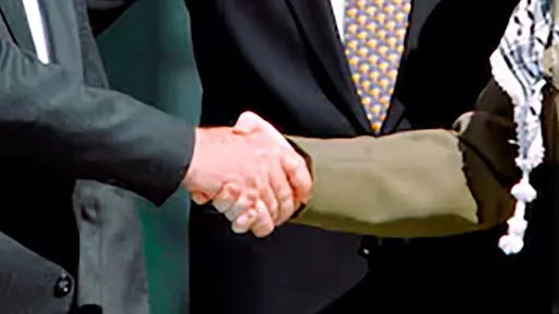 Ein Händedruck von zwei Personen im Anzug