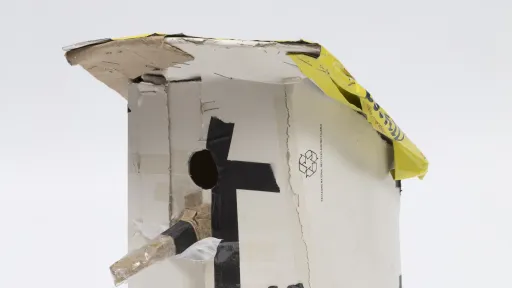 Ein Vogelhaus aus Pappe
