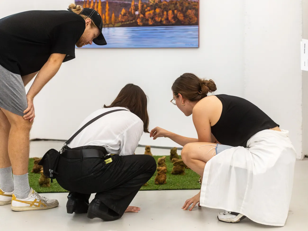 Rundfahrt mit Laura Breitschmid (Präsidentin IG Kultur Luzern, Kuratorin) mit Stopps bei Ausstellungsräumen der angrenzenden Gemeinden. Foto: Mario Grossenbacher Rundfahrt mit Laura Breitschmid (Präsidentin IG Kultur Luzern, Kuratorin) mit Stopps bei Ausstellungsräumen der angrenzenden Gemeinden. Fotos: Mario Grossenbacher