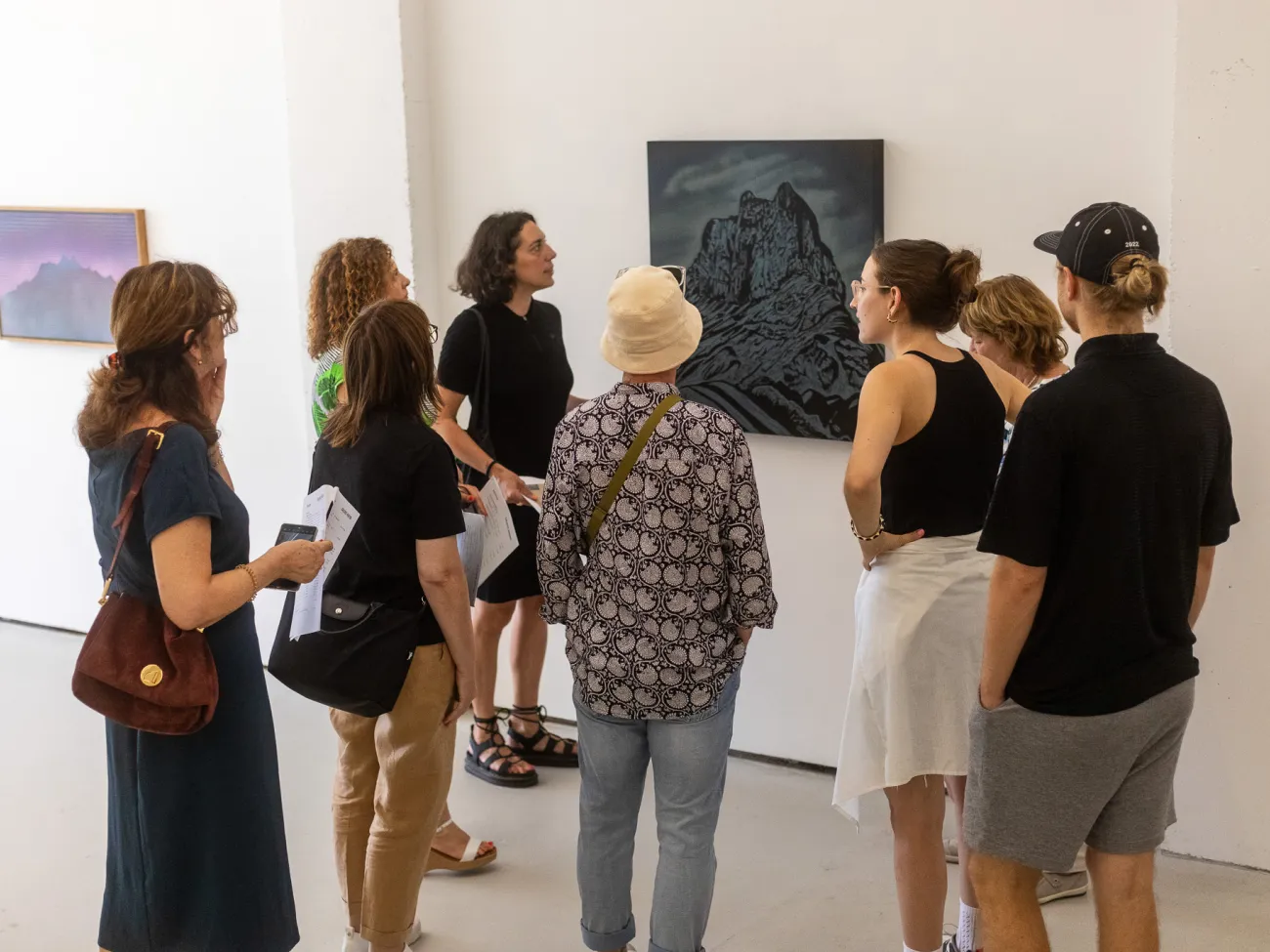 Rundfahrt mit Laura Breitschmid (Präsidentin IG Kultur Luzern, Kuratorin) mit Stopps bei Ausstellungsräumen der angrenzenden Gemeinden. Foto: Mario Grossenbacher Rundfahrt mit Laura Breitschmid (Präsidentin IG Kultur Luzern, Kuratorin) mit Stopps bei Ausstellungsräumen der angrenzenden Gemeinden. Fotos: Mario Grossenbacher