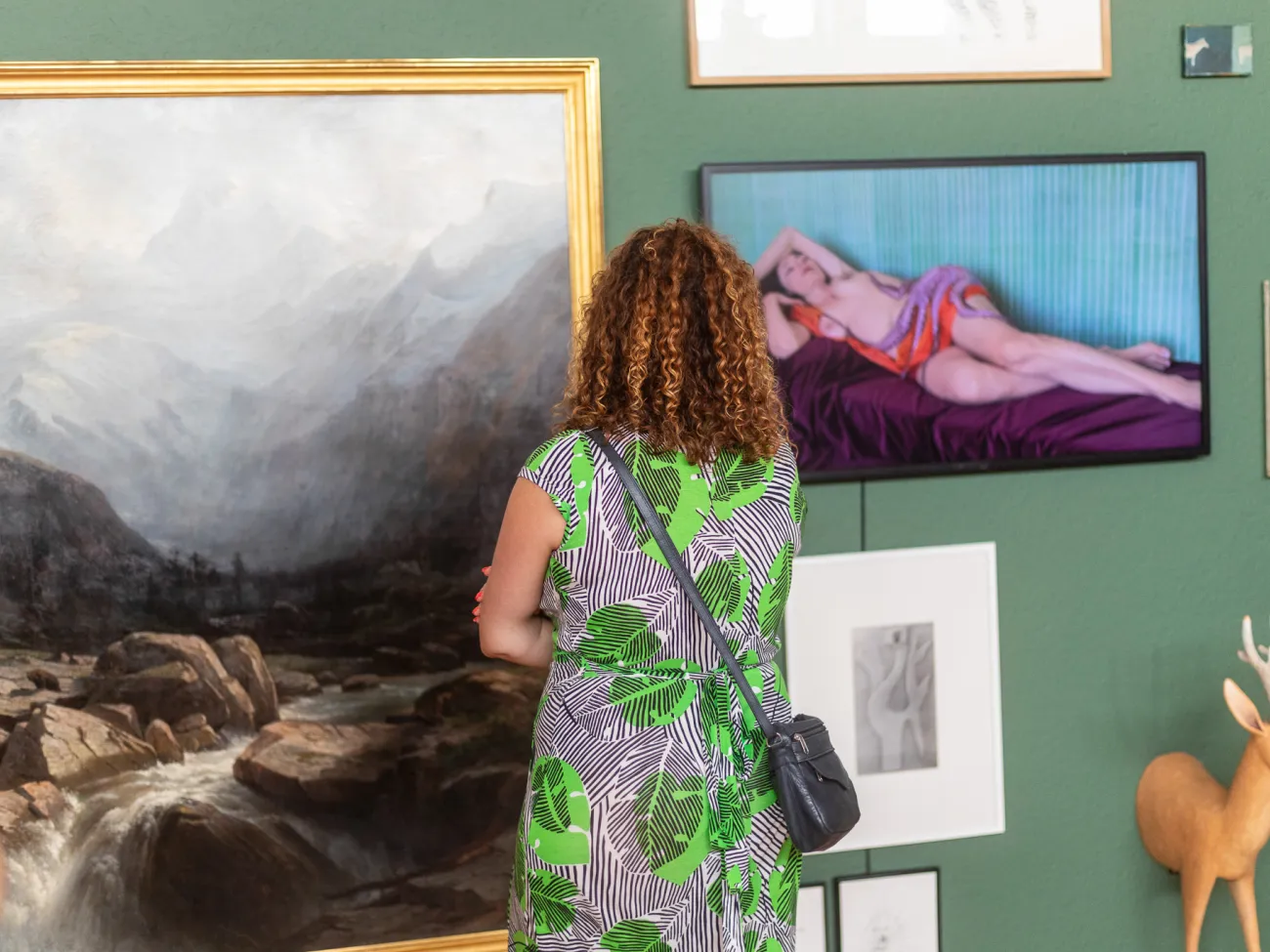 Rundfahrt mit Laura Breitschmid (Präsidentin IG Kultur Luzern, Kuratorin) mit Stopps bei Ausstellungsräumen der angrenzenden Gemeinden. Foto: Mario Grossenbacher Rundfahrt mit Laura Breitschmid (Präsidentin IG Kultur Luzern, Kuratorin) mit Stopps bei Ausstellungsräumen der angrenzenden Gemeinden. Fotos: Mario Grossenbacher