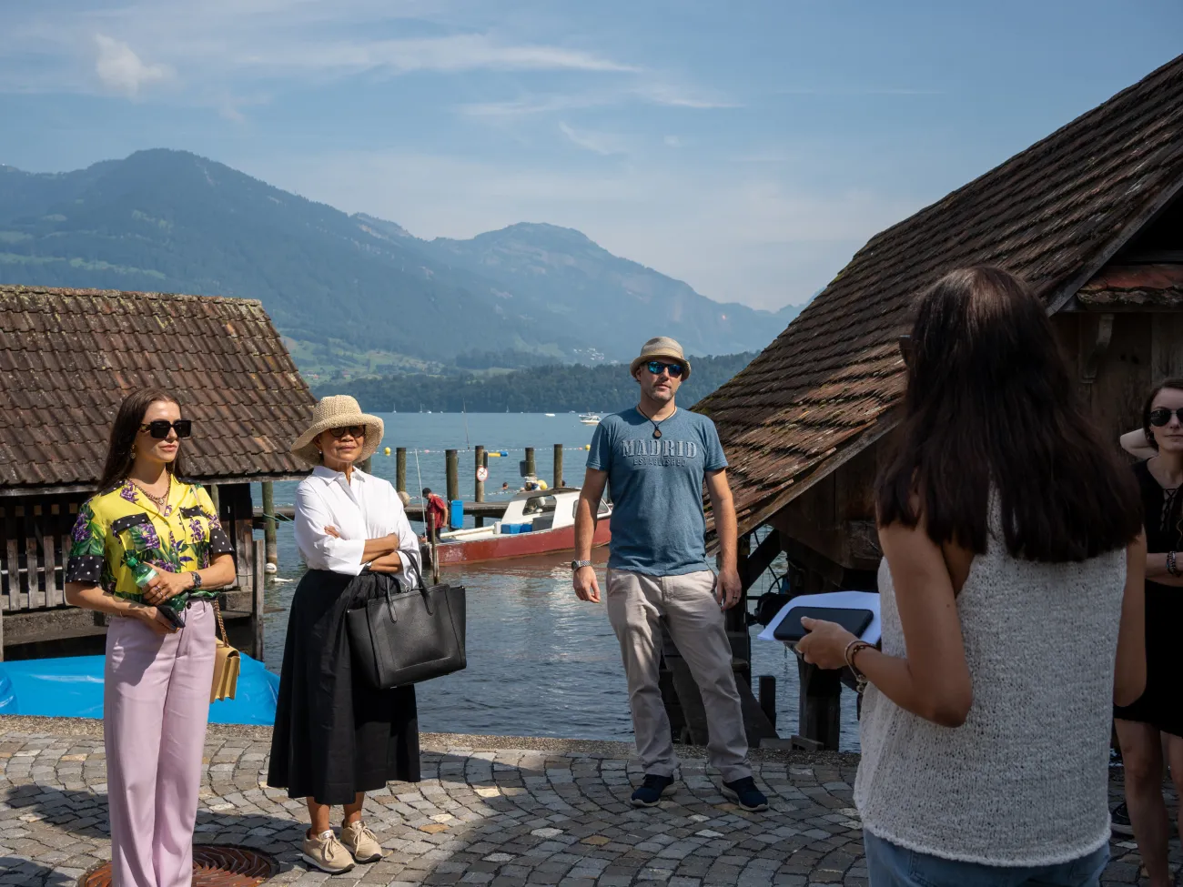 Tour by minibus together with Amalia Maciuca (artist) with stops at scenic exhibition spaces outside the city centre. Fotos: Andy Stanice Tour by minibus together with Amalia Maciuca (artist) with stops at scenic exhibition spaces outside the city centre. Foto: Andy Stanice